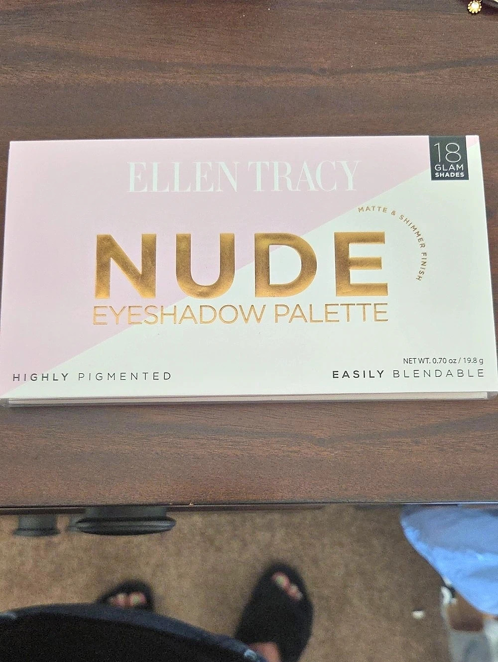 Ellen Tracy Nude Eyeshadow Palette 18 Glam Shades in Brown & Pink